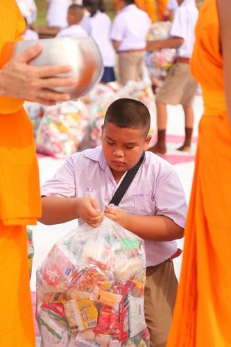 ภาพ No.25962:พิธีตักบาตรพระช่วยเหลือพุทธบุตร 4 จังหวัดชายแดนภาคใต้ และผู้ประสบอุทกภัย ณ โรงเรียนคลองสอง จ.ปทุมธานี