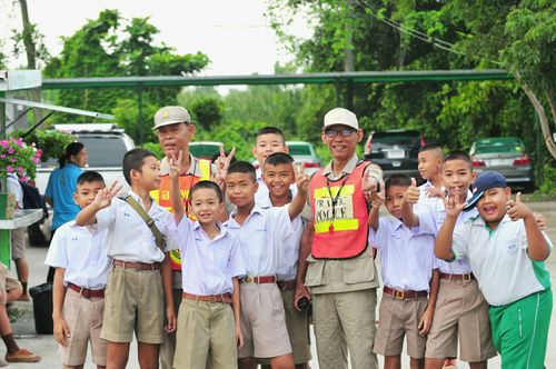 ภาพ No.25963:พิธีตักบาตรพระช่วยเหลือพุทธบุตร 4 จังหวัดชายแดนภาคใต้ และผู้ประสบอุทกภัย ณ โรงเรียนคลองสอง จ.ปทุมธานี