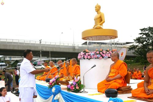 ภาพ No.25979:พิธีตักบาตรพระช่วยเหลือพุทธบุตร 4 จังหวัดชายแดนภาคใต้ และผู้ประสบอุทกภัย ณ โรงเรียนคลองสอง จ.ปทุมธานี