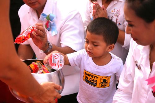 ภาพ No.25964:พิธีตักบาตรพระช่วยเหลือพุทธบุตร 4 จังหวัดชายแดนภาคใต้ และผู้ประสบอุทกภัย ณ โรงเรียนคลองสอง จ.ปทุมธานี