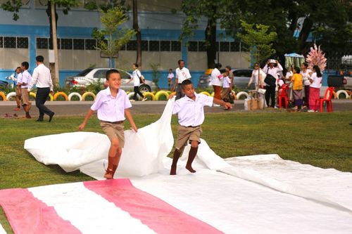 ภาพ No.25965:พิธีตักบาตรพระช่วยเหลือพุทธบุตร 4 จังหวัดชายแดนภาคใต้ และผู้ประสบอุทกภัย ณ โรงเรียนคลองสอง จ.ปทุมธานี