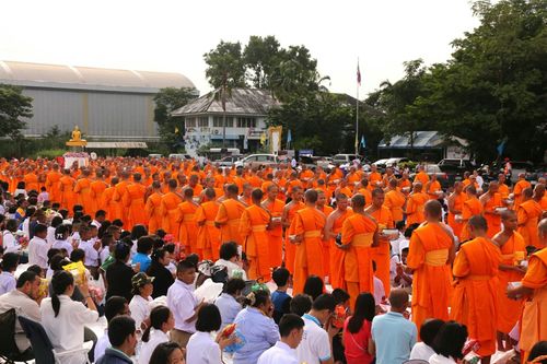 ภาพ No.25966:พิธีตักบาตรพระช่วยเหลือพุทธบุตร 4 จังหวัดชายแดนภาคใต้ และผู้ประสบอุทกภัย ณ โรงเรียนคลองสอง จ.ปทุมธานี