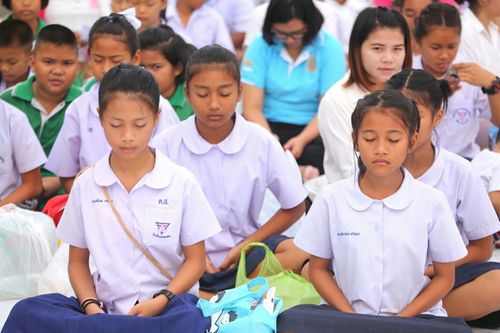 ภาพ No.25967:พิธีตักบาตรพระช่วยเหลือพุทธบุตร 4 จังหวัดชายแดนภาคใต้ และผู้ประสบอุทกภัย ณ โรงเรียนคลองสอง จ.ปทุมธานี