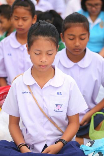 ภาพ No.25968:พิธีตักบาตรพระช่วยเหลือพุทธบุตร 4 จังหวัดชายแดนภาคใต้ และผู้ประสบอุทกภัย ณ โรงเรียนคลองสอง จ.ปทุมธานี