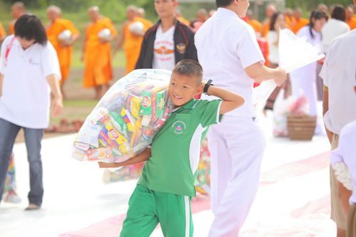 ภาพ No.25969:พิธีตักบาตรพระช่วยเหลือพุทธบุตร 4 จังหวัดชายแดนภาคใต้ และผู้ประสบอุทกภัย ณ โรงเรียนคลองสอง จ.ปทุมธานี