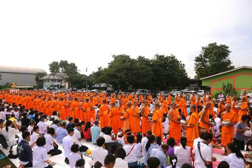 ภาพ No.25970:พิธีตักบาตรพระช่วยเหลือพุทธบุตร 4 จังหวัดชายแดนภาคใต้ และผู้ประสบอุทกภัย ณ โรงเรียนคลองสอง จ.ปทุมธานี