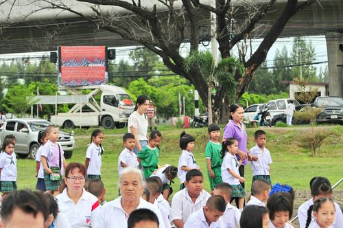 ภาพ No.25971:พิธีตักบาตรพระช่วยเหลือพุทธบุตร 4 จังหวัดชายแดนภาคใต้ และผู้ประสบอุทกภัย ณ โรงเรียนคลองสอง จ.ปทุมธานี