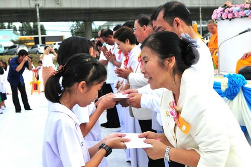 ภาพ No.25972:พิธีตักบาตรพระช่วยเหลือพุทธบุตร 4 จังหวัดชายแดนภาคใต้ และผู้ประสบอุทกภัย ณ โรงเรียนคลองสอง จ.ปทุมธานี