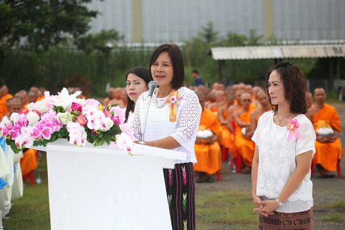 ภาพ No.25973:พิธีตักบาตรพระช่วยเหลือพุทธบุตร 4 จังหวัดชายแดนภาคใต้ และผู้ประสบอุทกภัย ณ โรงเรียนคลองสอง จ.ปทุมธานี