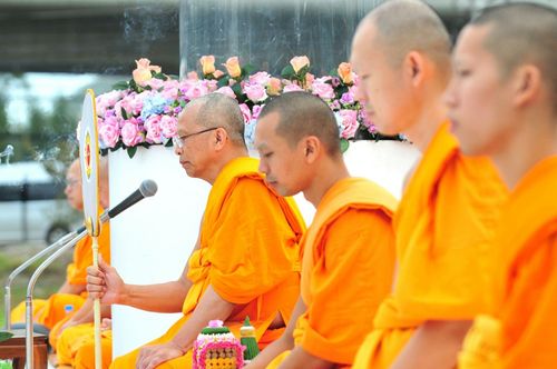 ภาพ No.25975:พิธีตักบาตรพระช่วยเหลือพุทธบุตร 4 จังหวัดชายแดนภาคใต้ และผู้ประสบอุทกภัย ณ โรงเรียนคลองสอง จ.ปทุมธานี