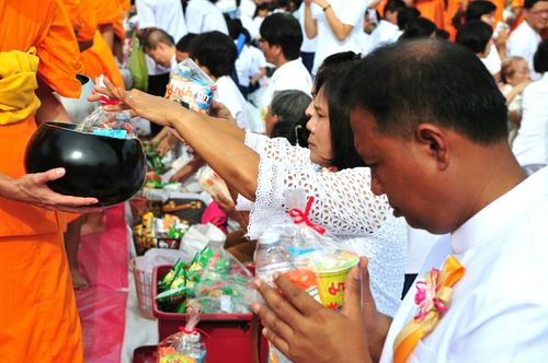 ภาพ No.25976:พิธีตักบาตรพระช่วยเหลือพุทธบุตร 4 จังหวัดชายแดนภาคใต้ และผู้ประสบอุทกภัย ณ โรงเรียนคลองสอง จ.ปทุมธานี