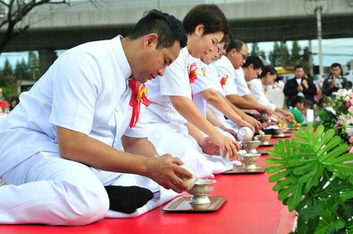 ภาพ No.25983:พิธีตักบาตรพระช่วยเหลือพุทธบุตร 4 จังหวัดชายแดนภาคใต้ และผู้ประสบอุทกภัย ณ โรงเรียนคลองสอง จ.ปทุมธานี