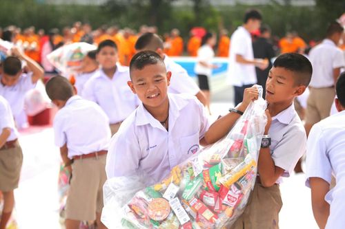 ภาพ No.25984:พิธีตักบาตรพระช่วยเหลือพุทธบุตร 4 จังหวัดชายแดนภาคใต้ และผู้ประสบอุทกภัย ณ โรงเรียนคลองสอง จ.ปทุมธานี