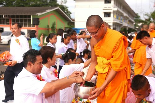 ภาพ No.25980:พิธีตักบาตรพระช่วยเหลือพุทธบุตร 4 จังหวัดชายแดนภาคใต้ และผู้ประสบอุทกภัย ณ โรงเรียนคลองสอง จ.ปทุมธานี