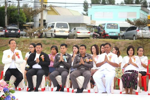 ภาพ No.25982:พิธีตักบาตรพระช่วยเหลือพุทธบุตร 4 จังหวัดชายแดนภาคใต้ และผู้ประสบอุทกภัย ณ โรงเรียนคลองสอง จ.ปทุมธานี