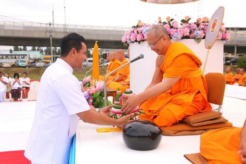 ภาพ No.25981:พิธีตักบาตรพระช่วยเหลือพุทธบุตร 4 จังหวัดชายแดนภาคใต้ และผู้ประสบอุทกภัย ณ โรงเรียนคลองสอง จ.ปทุมธานี