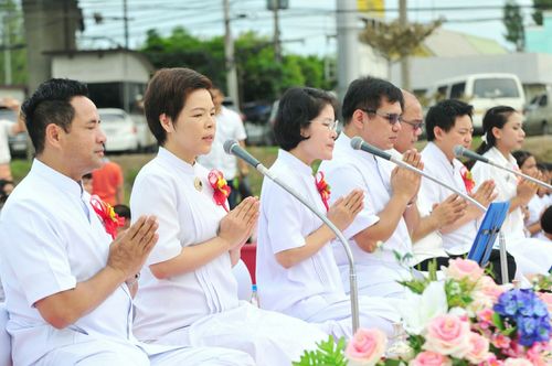 ภาพ No.25985:พิธีตักบาตรพระช่วยเหลือพุทธบุตร 4 จังหวัดชายแดนภาคใต้ และผู้ประสบอุทกภัย ณ โรงเรียนคลองสอง จ.ปทุมธานี