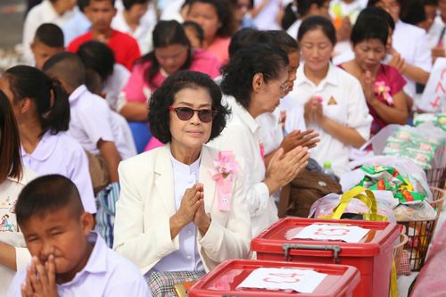 ภาพ No.25986:พิธีตักบาตรพระช่วยเหลือพุทธบุตร 4 จังหวัดชายแดนภาคใต้ และผู้ประสบอุทกภัย ณ โรงเรียนคลองสอง จ.ปทุมธานี