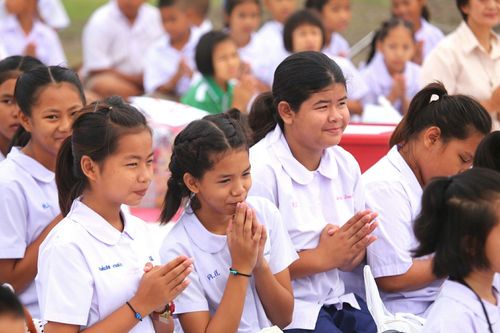 ภาพ No.25987:พิธีตักบาตรพระช่วยเหลือพุทธบุตร 4 จังหวัดชายแดนภาคใต้ และผู้ประสบอุทกภัย ณ โรงเรียนคลองสอง จ.ปทุมธานี
