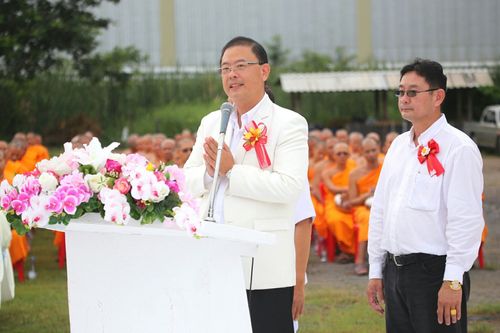 ภาพ No.25989:พิธีตักบาตรพระช่วยเหลือพุทธบุตร 4 จังหวัดชายแดนภาคใต้ และผู้ประสบอุทกภัย ณ โรงเรียนคลองสอง จ.ปทุมธานี