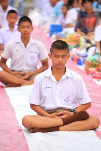 ภาพ No.25988:พิธีตักบาตรพระช่วยเหลือพุทธบุตร 4 จังหวัดชายแดนภาคใต้ และผู้ประสบอุทกภัย ณ โรงเรียนคลองสอง จ.ปทุมธานี