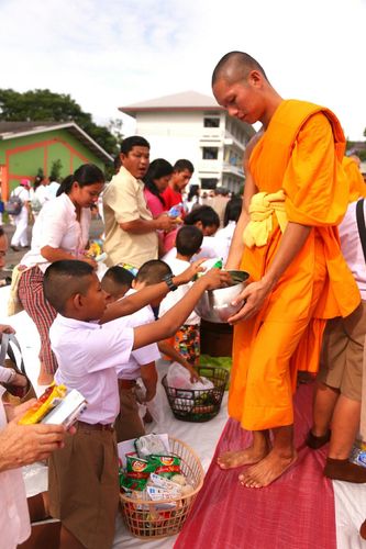 ภาพ No.25990:พิธีตักบาตรพระช่วยเหลือพุทธบุตร 4 จังหวัดชายแดนภาคใต้ และผู้ประสบอุทกภัย ณ โรงเรียนคลองสอง จ.ปทุมธานี