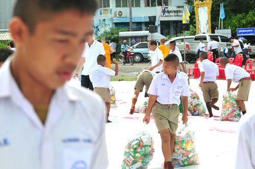ภาพ No.25991:พิธีตักบาตรพระช่วยเหลือพุทธบุตร 4 จังหวัดชายแดนภาคใต้ และผู้ประสบอุทกภัย ณ โรงเรียนคลองสอง จ.ปทุมธานี