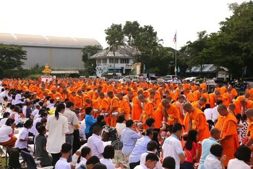 ภาพ No.25992:พิธีตักบาตรพระช่วยเหลือพุทธบุตร 4 จังหวัดชายแดนภาคใต้ และผู้ประสบอุทกภัย ณ โรงเรียนคลองสอง จ.ปทุมธานี