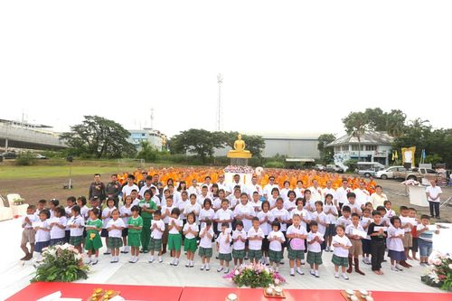 ภาพ No.25994:พิธีตักบาตรพระช่วยเหลือพุทธบุตร 4 จังหวัดชายแดนภาคใต้ และผู้ประสบอุทกภัย ณ โรงเรียนคลองสอง จ.ปทุมธานี