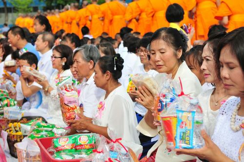 ภาพ No.25993:พิธีตักบาตรพระช่วยเหลือพุทธบุตร 4 จังหวัดชายแดนภาคใต้ และผู้ประสบอุทกภัย ณ โรงเรียนคลองสอง จ.ปทุมธานี