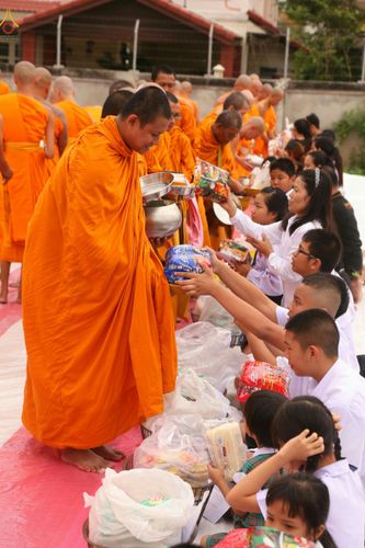 ภาพ No.26455:ตักบาตรพระ 309 รูป ตลาดโรงเกลือ (พระยาสมาน)