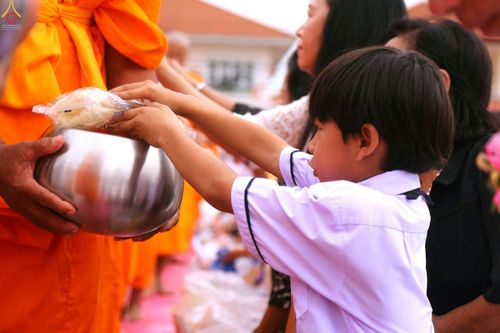 ภาพ No.26454:ตักบาตรพระ 309 รูป ตลาดโรงเกลือ (พระยาสมาน)