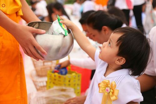 ภาพ No.26458:ตักบาตรพระ 309 รูป ตลาดโรงเกลือ (พระยาสมาน)