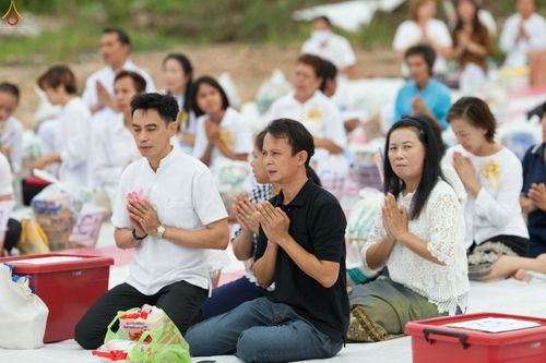 ภาพ No.26463:ตักบาตรพระ 309 รูป ตลาดโรงเกลือ (พระยาสมาน)