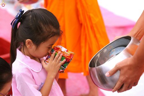 ภาพ No.26462:ตักบาตรพระ 309 รูป ตลาดโรงเกลือ (พระยาสมาน)