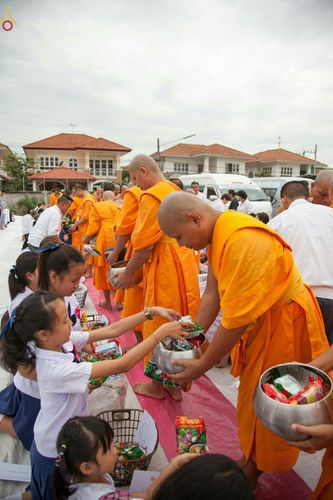 ภาพ No.26465:ตักบาตรพระ 309 รูป ตลาดโรงเกลือ (พระยาสมาน)