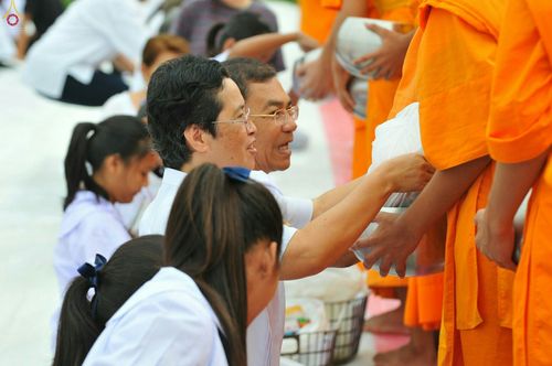 ภาพ No.26464:ตักบาตรพระ 309 รูป ตลาดโรงเกลือ (พระยาสมาน)