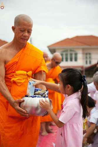 ภาพ No.26468:ตักบาตรพระ 309 รูป ตลาดโรงเกลือ (พระยาสมาน)