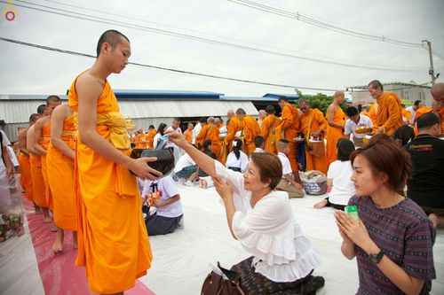 ภาพ No.26469:ตักบาตรพระ 309 รูป ตลาดโรงเกลือ (พระยาสมาน)