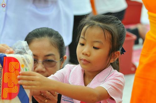 ภาพ No.26470:ตักบาตรพระ 309 รูป ตลาดโรงเกลือ (พระยาสมาน)