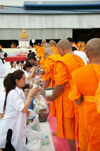 ภาพ No.26473:ตักบาตรพระ 309 รูป ตลาดโรงเกลือ (พระยาสมาน)