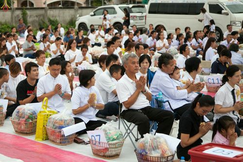 ภาพ No.26477:ตักบาตรพระ 309 รูป ตลาดโรงเกลือ (พระยาสมาน)