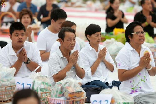 ภาพ No.26475:ตักบาตรพระ 309 รูป ตลาดโรงเกลือ (พระยาสมาน)