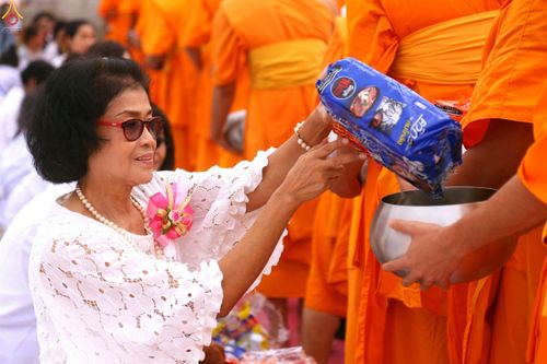 ภาพ No.26478:ตักบาตรพระ 309 รูป ตลาดโรงเกลือ (พระยาสมาน)