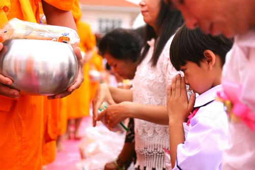 ภาพ No.26480:ตักบาตรพระ 309 รูป ตลาดโรงเกลือ (พระยาสมาน)