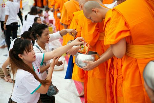 ภาพ No.26481:ตักบาตรพระ 309 รูป ตลาดโรงเกลือ (พระยาสมาน)