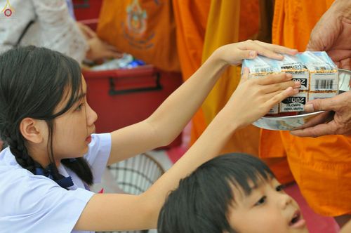 ภาพ No.26487:ตักบาตรพระ 309 รูป ตลาดโรงเกลือ (พระยาสมาน)