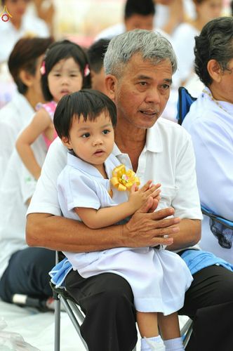 ภาพ No.26490:ตักบาตรพระ 309 รูป ตลาดโรงเกลือ (พระยาสมาน)