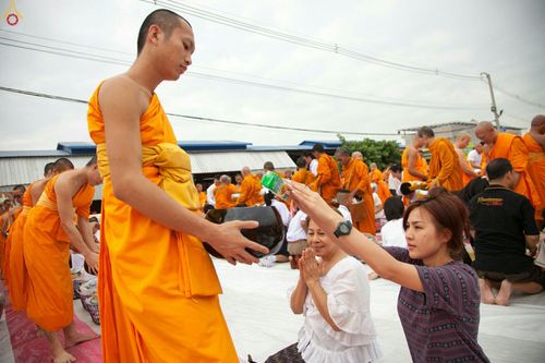 ภาพ No.26493:ตักบาตรพระ 309 รูป ตลาดโรงเกลือ (พระยาสมาน)