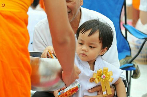 ภาพ No.26495:ตักบาตรพระ 309 รูป ตลาดโรงเกลือ (พระยาสมาน)